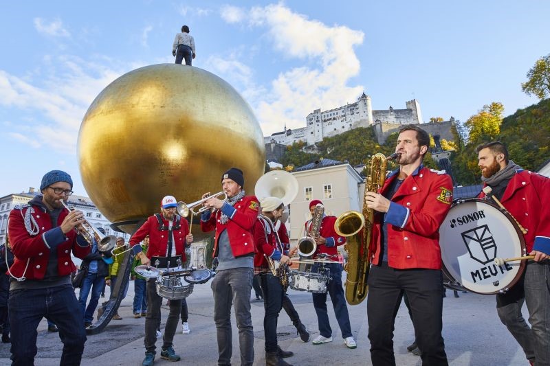 Musiker vor Festungspanorama in Salzburg (Bildrechte: Jazz & The City / Tourismusverband Salzburger Altstadt)